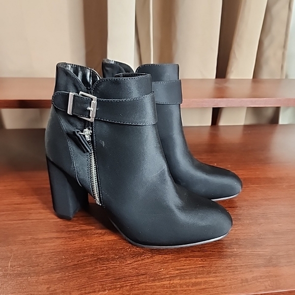 Unisa Satin ankle boots. Size 7 - Picture 4 of 5
